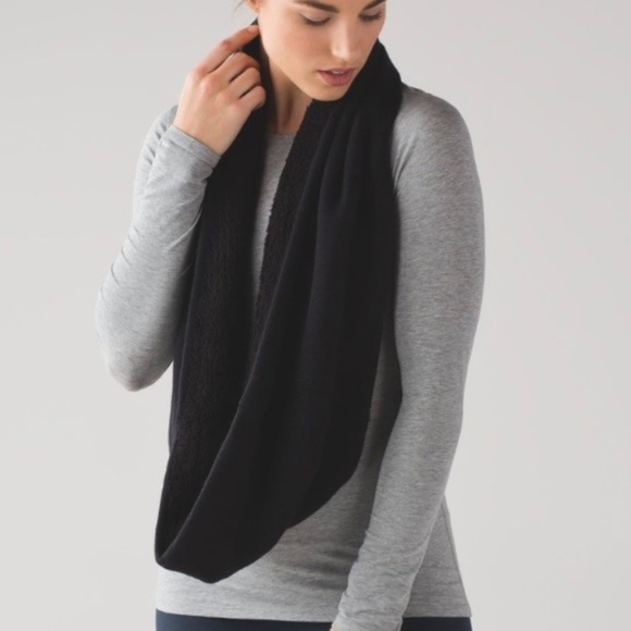 Lululemon Shakti Infinity Sherpa Merino Scarf Hidden Zip Pocket 2 side - Picture 1 of 7
